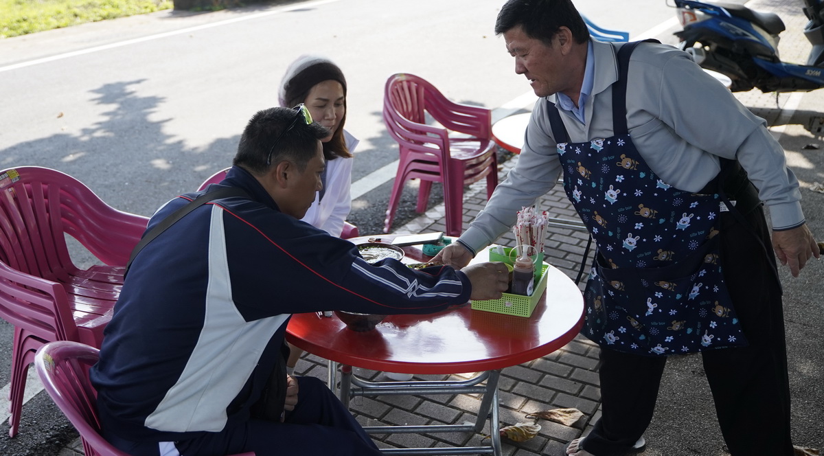 尚武劉台榮麵攤美食，民眾享用麵食。